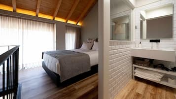 1 habitación, escritorio, tabla de planchar con plancha y cuna de viaje