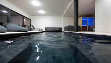 Una piscina techada, una piscina climatizada