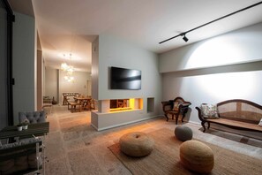 TV, DVD player, music library - Corner Loft (Estorãos)