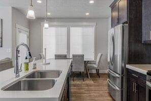 Frigorifero, microonde, forno, piano cottura