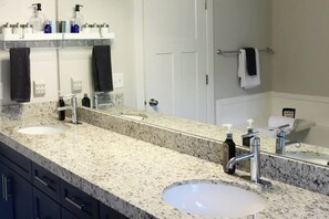 Hair dryer, towels, soap, shampoo - New Modern Twin Home, Pet Friendly, Close to Airport, Downtown, Resorts and more (Millcreek)