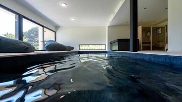 Piscina interna, piscina aquecida