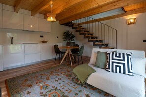 TV, fireplace, table tennis, books - Loft Suite (Estorãos)