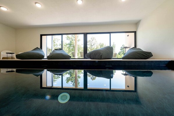 من حمّامات السباحة المغطاة، حمّام سباحة مُدفَّأ