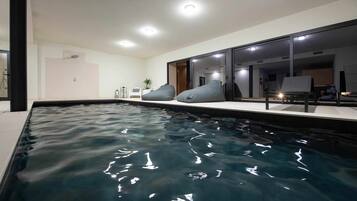Una piscina techada, una piscina climatizada