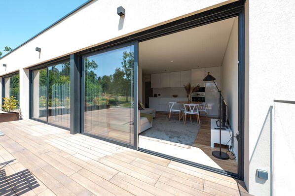 Outdoor dining - Loft Apartment (Estorãos)