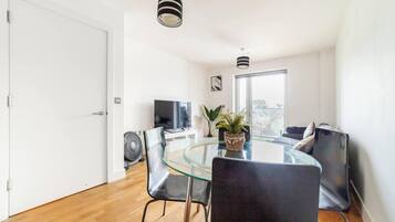 Apartment, 1 Queen Bed | Dining