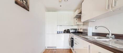 Apartment, 1 Queen Bed | Private kitchen