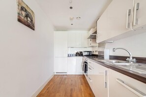 Leilighet, 1 queensize-seng | Eget kjøkken | Kjøleskap, mikrobølgeovn, ovn og kokeplater