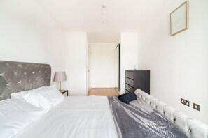 Apartment, 1 Queen Bed | 1 bedroom, iron/ironing board, free WiFi, bed sheets - Immaculate 1-bed Apartment in London - Mydas Place (London)