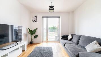 Apartment, 1 Queen Bed | Living area