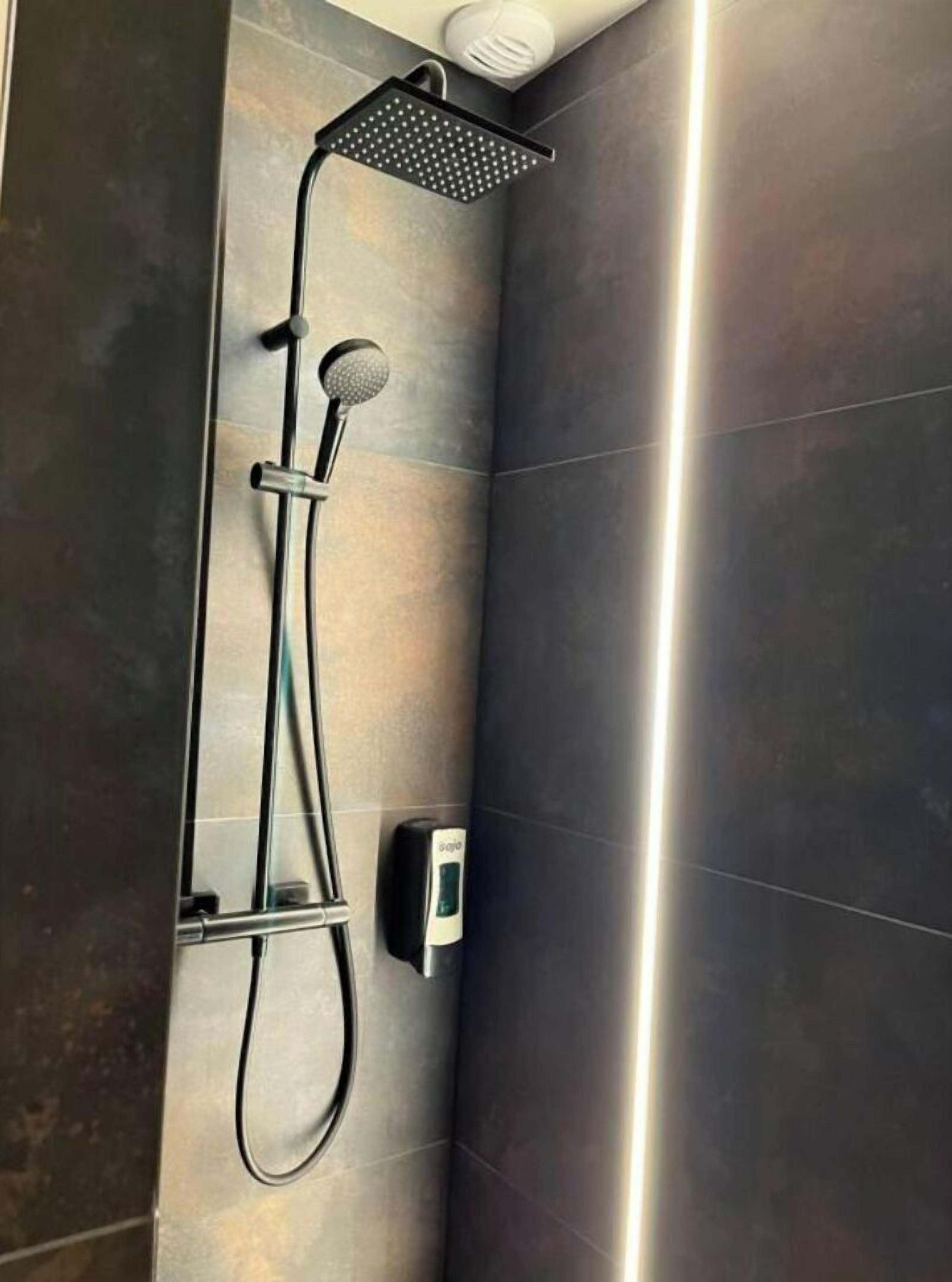 Douche, sèche-cheveux, serviettes fournies, savon