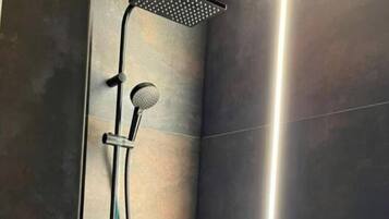 Douche, sĂšche-cheveux, serviettes fournies, savon