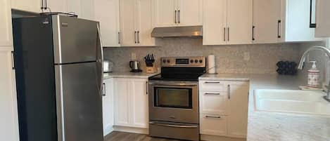 Réfrigérateur, four à micro-ondes, un four, surface de cuisson