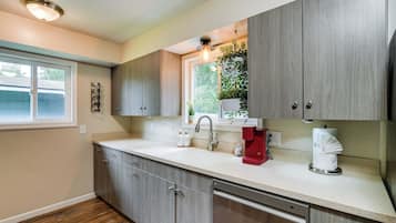 Réfrigérateur, four à micro-ondes, surface de cuisson, lave-vaisselle