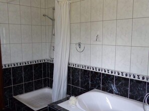 Baignoire, sèche-cheveux