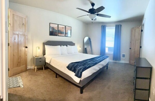 3 bedrooms, in-room safe, iron/ironing board, travel cot