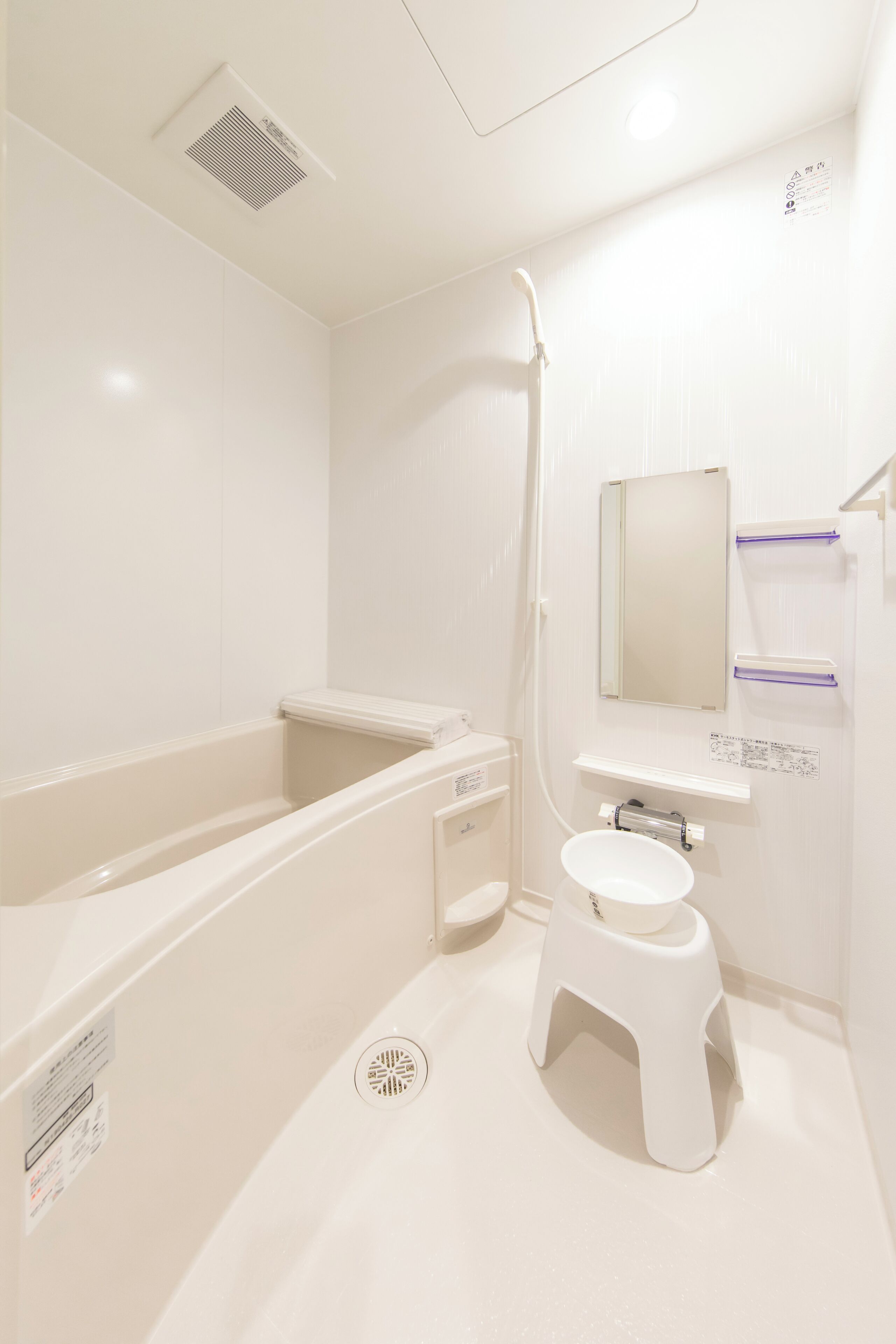 Un baño moderno con bañera, inodoro, lavabo y ducha.