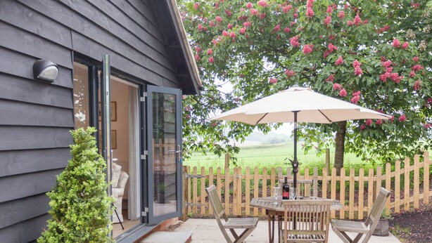 Outdoor dining - 2 bedroom accommodation in Beauworth, near Alresford (Beauworth, near Alresford)