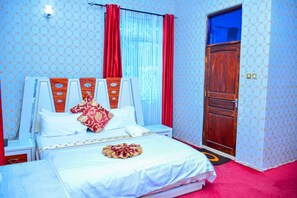 Desk, laptop workspace, iron/ironing board, free WiFi - MARKDON VILLAGE HOTEL (Dodoma)
