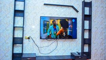 Standard Suite | Desk, laptop workspace, iron/ironing board, free WiFi