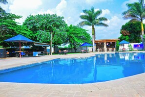 Swim-up bar