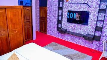 Executive Suite | 1 bedroom, desk, laptop workspace, iron/ironing board