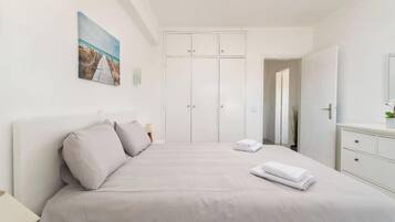 2 slaapkamers, een strijkplank/strijkijzer, reisbedje, wifi