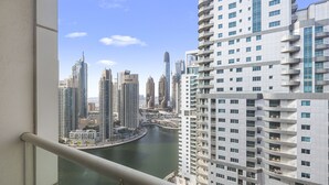 Balcony - Pure Living - Mesmerizing Marina-View Apartment With Balcony (Dubai)