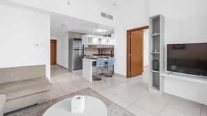 Living area - Pure Living - Mesmerizing Marina-View Apartment With Balcony (Dubai)