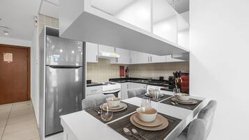 Classic Apartment | Private kitchen | Fridge, microwave, oven, cookware/dishes/utensils