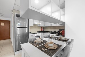 Classic Apartment | Private kitchen - Pure Living - Mesmerizing Marina-View Apartment With Balcony (Dubai)