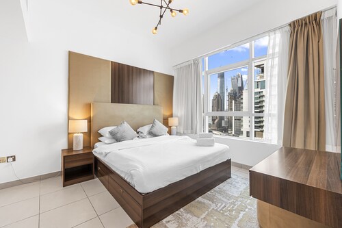 Pure Living - Mesmerizing Marina-View Apartment With Balcony