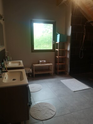 Dusche, Haartrockner, Handtücher, Seife