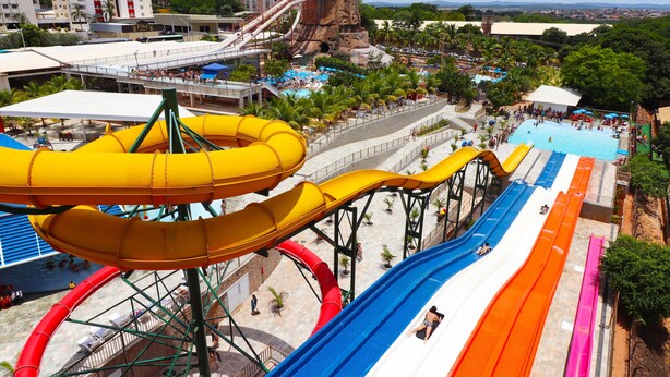 Ein Wasserpark mit mehreren Wasserrutschen und einem großen Poolbereich.