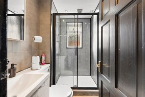 Hair dryer, towels - Exquisite 4 bed in Leeds - Sleeps 10 - Parking (Leeds)
