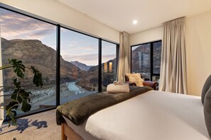 3 bedrooms, desk, iron/ironing board, travel cot