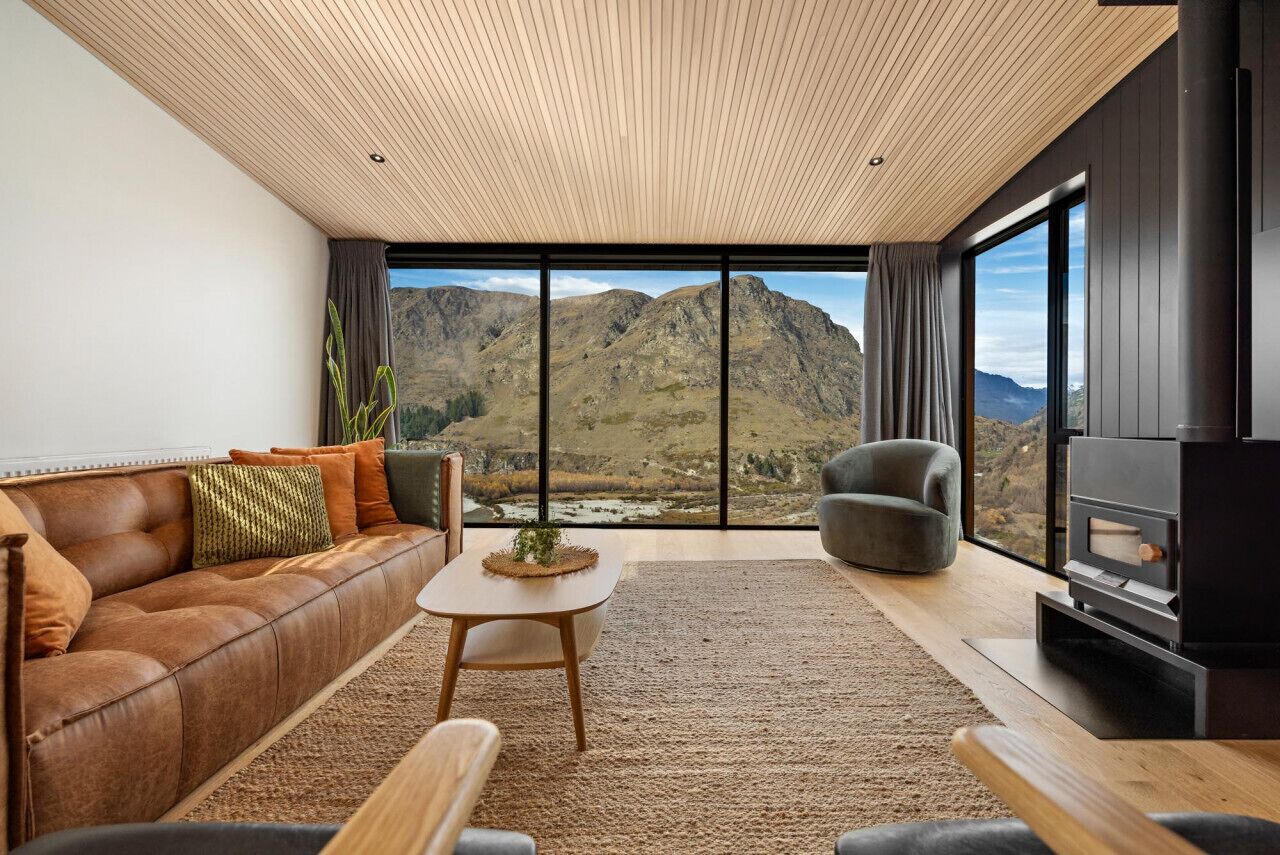 Smart TV, fireplace, books, stereo