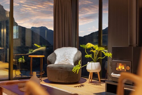 The Wanderlust- Luxurious Queenstown Retreat, views, Hot tub, free parking