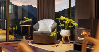 The Wanderlust- Luxurious Queenstown Retreat, views, Hot tub, free parking