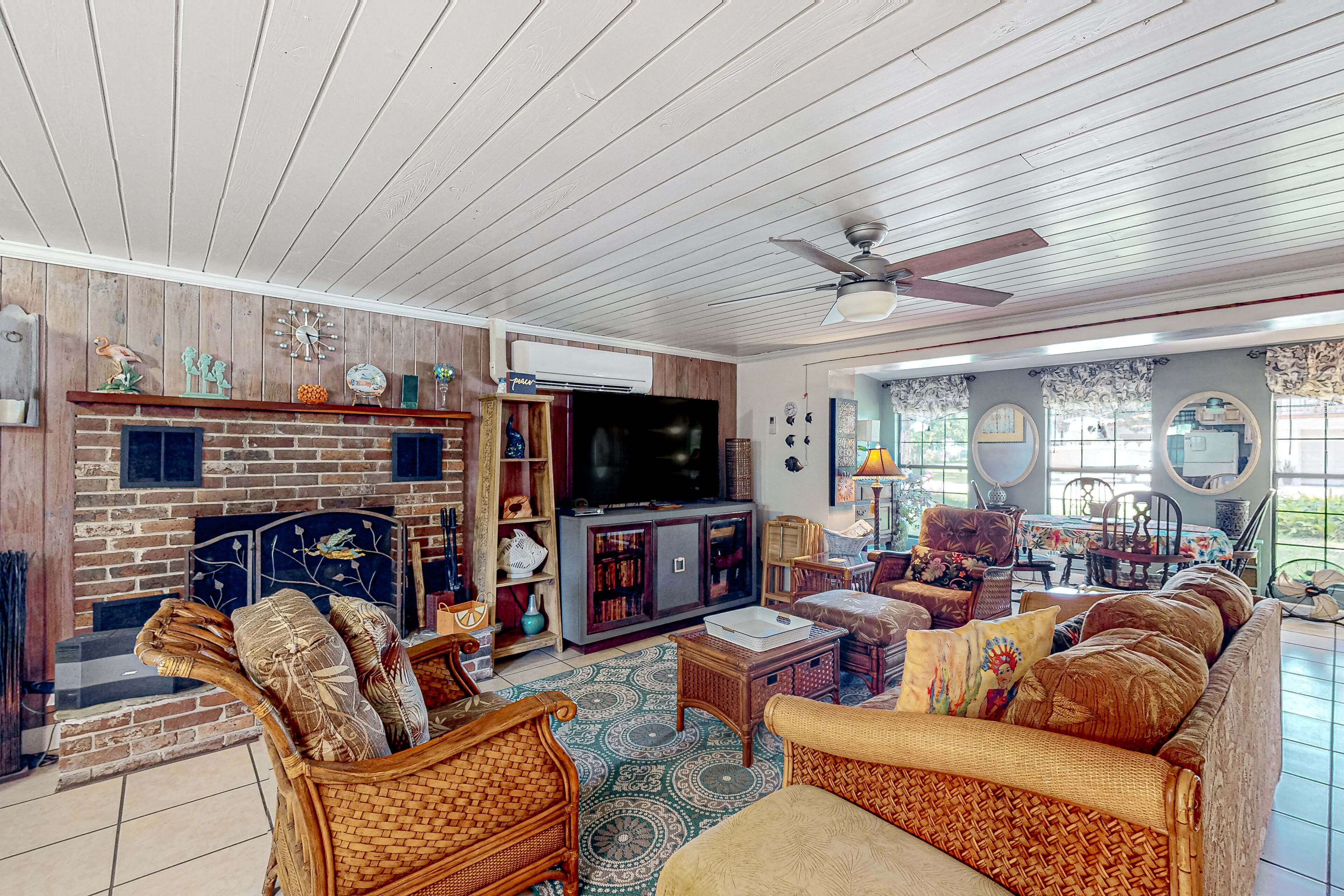 House in Weeki Wachee with kayaks, dock access, & bikes