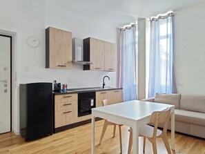 Basic Apartment | Private kitchen | Full-size fridge, microwave, oven, cookware/dishes/utensils - OXILIA (Milan)