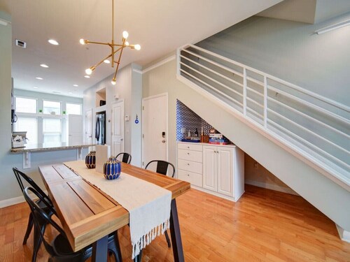 `The Nest`—South End—Rooftop Terrace—Light Rail!!