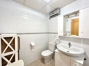 浴槽、ヘアドライヤー、タオル