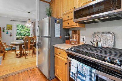 Lake Front Cottage with Amazing Firepit, Private Dock, Sleeps 6-8