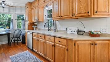 Frigorífic, microones, forn i placa de cuina