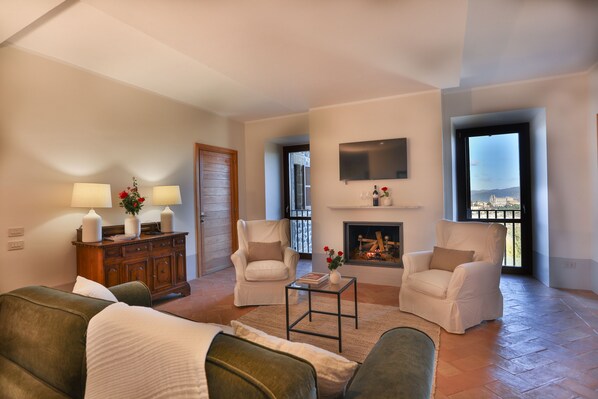 Smart TV y chimenea 