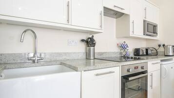 Cottage | Bếp riêng | Máy rửa bát, dụng cụ nấu nướng/bát dĩa/dao nĩa