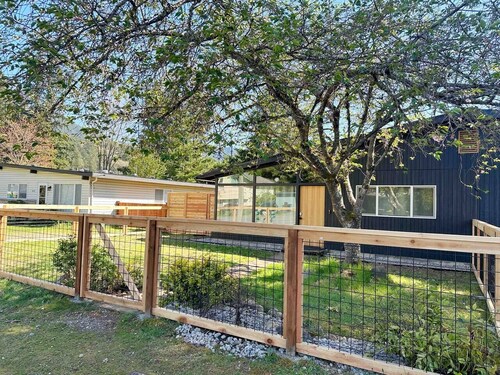 Bright & Stylish, Fenced Yard, Steps from Nature, Minutes Walk to Downtown