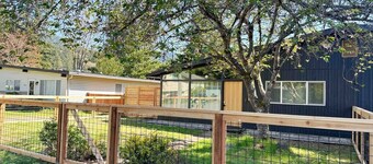 Bright & Stylish, Fenced Yard, Steps from Nature, Minutes Walk to Downtown